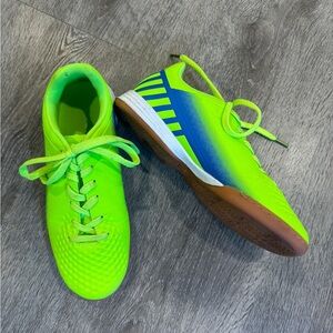 Youth size 5 Vizari indoor soccer cleats- used like new